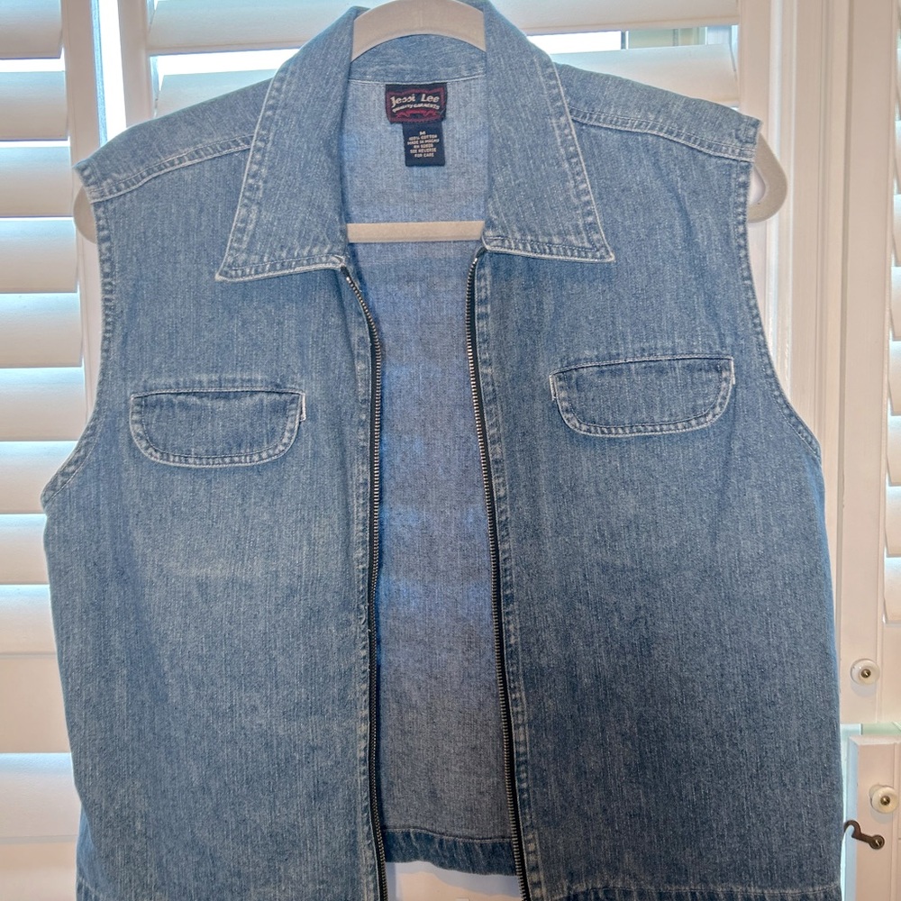 Short Denim Vest, Zipper Front, Double Front Pocket.